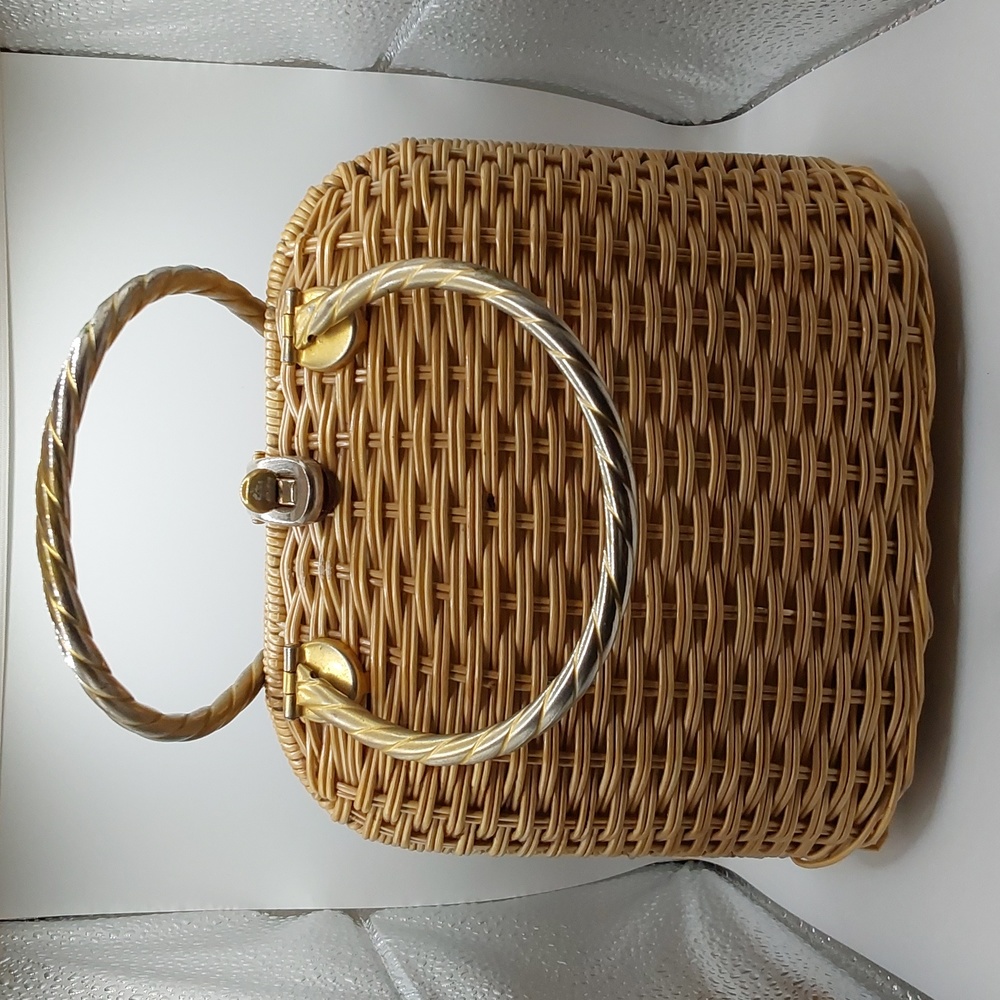 Vintage handmade wicker purse with metal handle🌸🌸